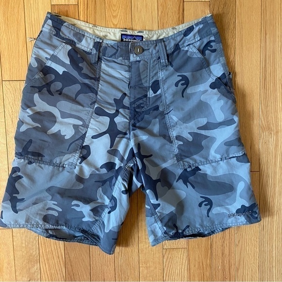 Patagonia Men’s Grey Camouflage Lightweight Shorts Size 29 - Picture 2 of 11